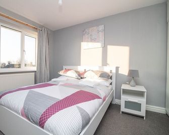 Spacious two bed house with parking and garden - Brierley Hill - Bedroom