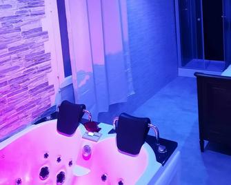 Chambre meublée indépendante, jacuzzi dans la chambre à 60110 Amblainville près de Paris - Hénonville - Baño