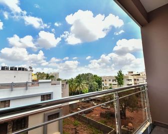 Ega Orchid, Luxury Apartment in Brookefield - Бангалор - Балкон