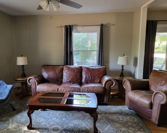 Cozy Fayetteville Home - King Bed - Sleeps 5 - Near Downtown - Fayetteville - Вітальня