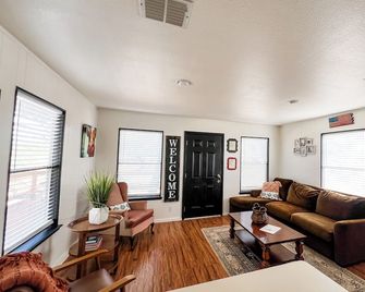 Charming farmhouse in welcoming Boerne with AC, WiFi - Boerne - Living room
