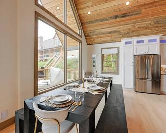 Nantahala Forest Cabin with Fire Pits and Hot Tub! - Andrews - Comedor