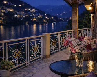 Neelesh Inn - Luxury Lake View Resort with Swimming Pool on Bhimtal Lake - Bhimtal - Balcony