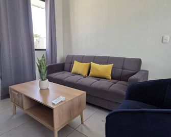 Charming 1-bedroom house with WiFi, AC in peaceful Las Flores - Las Hojas - Sala de estar