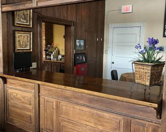 The Courtland Hotel and Day Spa - Fort Scott - Front desk