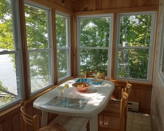 Madeline Island Lakeside Cabin On The Shore Of Lake Superior - 'Bayside' - La Pointe - Dining room