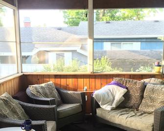 Location, Location, Location! Walk To Everything Downtown Has To Offer! - Pentwater - Living room