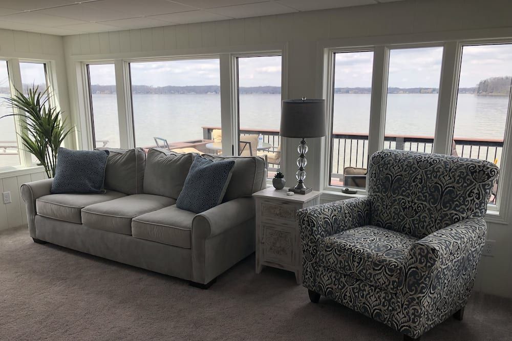 Beautiful Clear Lake 4 bedroom lakefront home in Fremont, Indiana! - Fremont - Living room