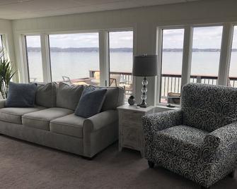 Beautiful Clear Lake 4 bedroom lakefront home in Fremont, Indiana! - Fremont - Wohnzimmer