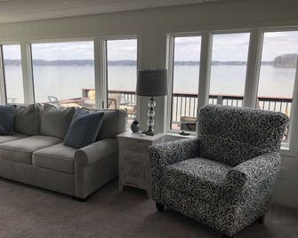 Beautiful Clear Lake 4 bedroom lakefront home in Fremont, Indiana! - Fremont - Living room