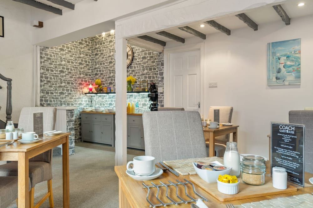 Coach Guest House - טנבי - חדר אוכל