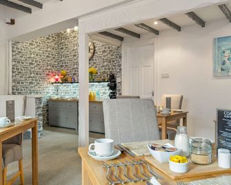 Coach Guest House - טנבי - חדר אוכל