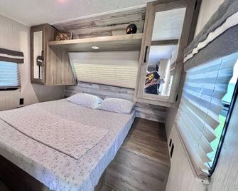 Fully loaded camper on stunning 1500 meter private lot. Great location! - Aguadilla - Ložnice