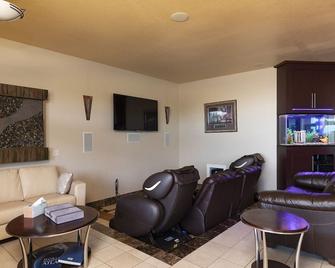 Luxurious Stay Spa Retreat - Private Hot+Cold Tubs, Steam Suite, Spa Services - Mauston - Living room