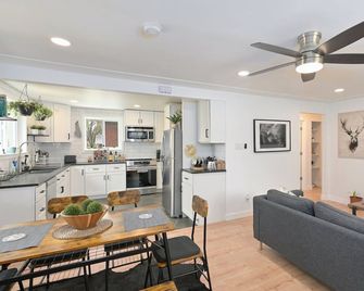 Renovated Hidden-Gem Minutes from Downtown Denver with coffee bar - Aurora - Cocina