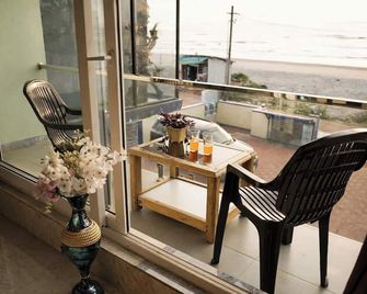 Blue Pearl Beach Guest House - Māvalli - Balcony