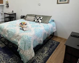 Cozy and private home away from home! Ask about the car rental option! - Sitka - Bedroom