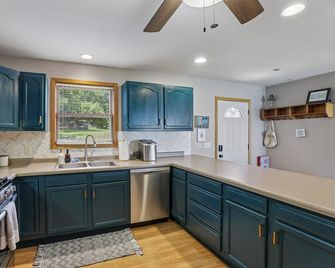 Lakefront Lake Wisconsin Home - Deep Water, Fire Pit & Year-Round Adventure - Merrimac - Cocina