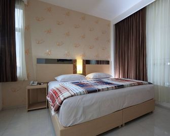 Hotel Dewarna Sutoyo Malang - Malang - Habitación