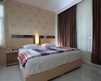 Hotel Dewarna Sutoyo Malang - מאלאנג - חדר שינה