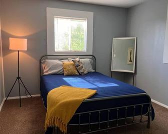 600 House - West Lafayette - Bedroom