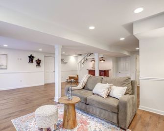 Lakefront Lusby Home with Fire Pit 3 Mi to Beach! - Lusby - Sala de estar