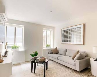 Massive 1BR w Private Patio in Upper East Side - New York - Wohnzimmer