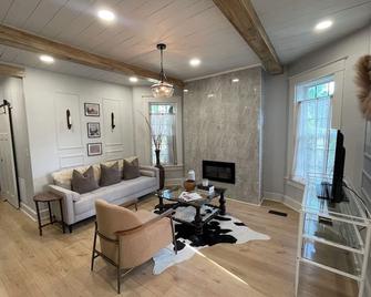 Beautiful Downtown 3bd apartment close to all the good stuff! - Alma - Wohnzimmer