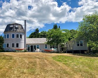 Menemsha Pond waterfront Available July 21 till 1 August, Sept ,Oct 2025 - Chilmark - Edificio