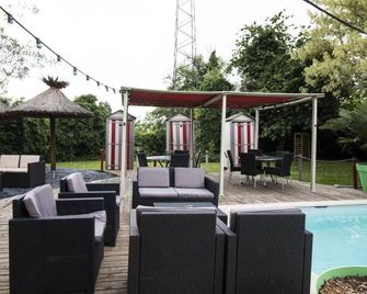 Adonis Villefranche Ambiance Hotel - Villefranche-sur-Saône - Patio