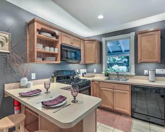 Charming Lambertville Retreat - 1 Mi to River! - Lambertville - Kitchen