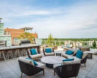 Pet-friendly 1BR Den w/ Pool & Spa | nr Glen Echo Park - Bethesda - Balcon