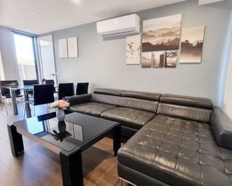 Brand new House - Modern Home in Great Location - Sunshine - Living room