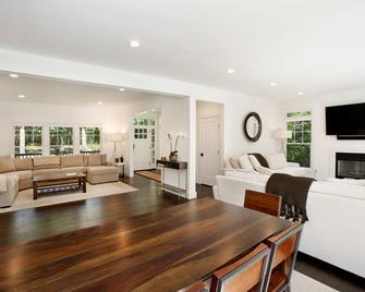 Sag Harbor Modern Home, Heated Salt Water Pool, Walk to Beach, Walk to Village - Sag Harbor - Sala de estar