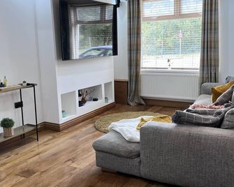 Modern Newly Renovated 3 Story House In - Ebbw Vale - Huiskamer