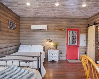 Ranch Cabin w/Hot Tub. Communal Sleeping 2 Queen + Full Trundle - Ashland - Bedroom