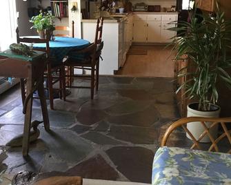 Wooded 37-acre property with a 5 bedroom stone farmhouse and a 1 acre pond - Quakertown - Eetruimte