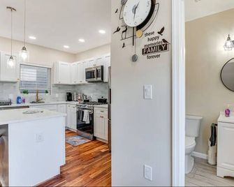 Townhouse - Urban Living with Rooftop Deck! - Newark - Kitchen