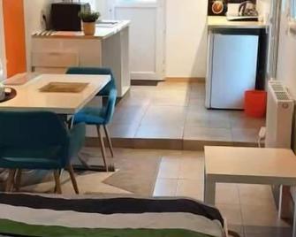 Petit studio avec terrasse - Toulouse - Dining room
