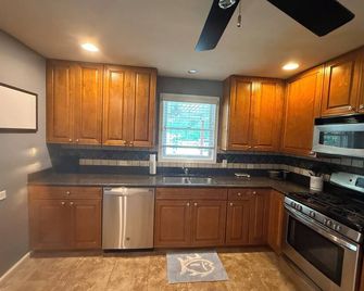Traveling workers perfect home, 2 queen bedrooms and 1 queen bed in basement - Pontiac - Кухня