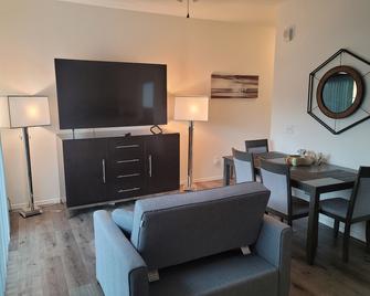 #201 Modern Apartment, Walking distance to Main Street Restaurants. - Monroe - Living room