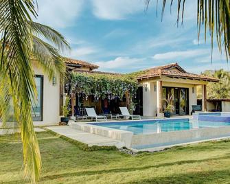 Directly on beach with private pool, Sleeps 11+, not a 10 min walk as VRBO says - Pedasí - Pool