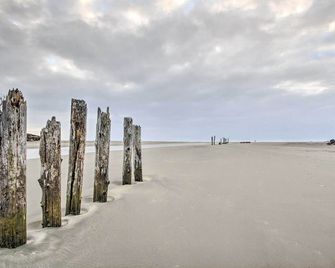 Airy Coastal Escape with Deck - Steps to Beach! - Pacific Beach - Playa