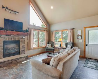 Lakefront Wisconsin Getaway w/ Kayak + Boat Dock! - Townsend - Living room
