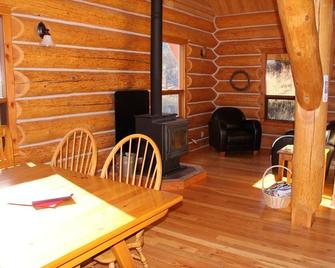 Log Chalet with private lake in the wilderness area - Cherryville - Dining room