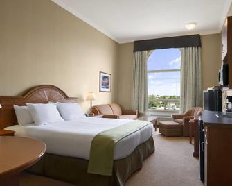 Super 8 by Wyndham Fort St. John BC - Fort St. John - Bedroom