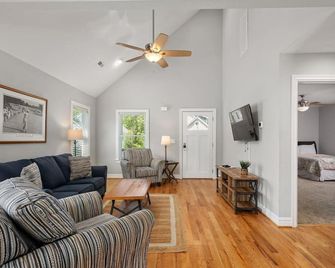 Outer Banks Waterpark & Family Fun Cottage - Powells Point - Sala de estar