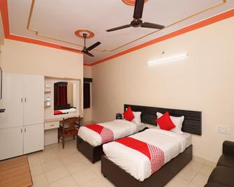 Oyo 24654 Hotel Buddha - Kushinagar - Bedroom