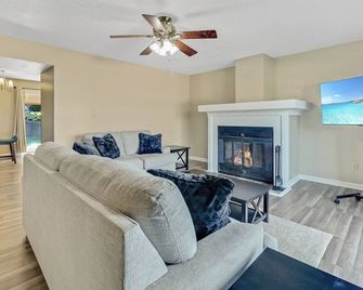Furnished 3br Townhouse -Monthly Stays - Steps from Wvu Stadiums & Ruby Hospital - Morgantown - Living room