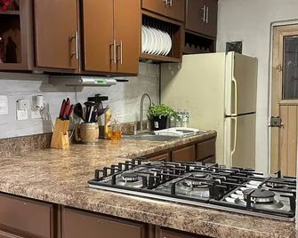 Family Home 8 min. from Consulate, 10 min. from Bridges and 1 min. from ANAM - Nuevo Laredo - Kitchen